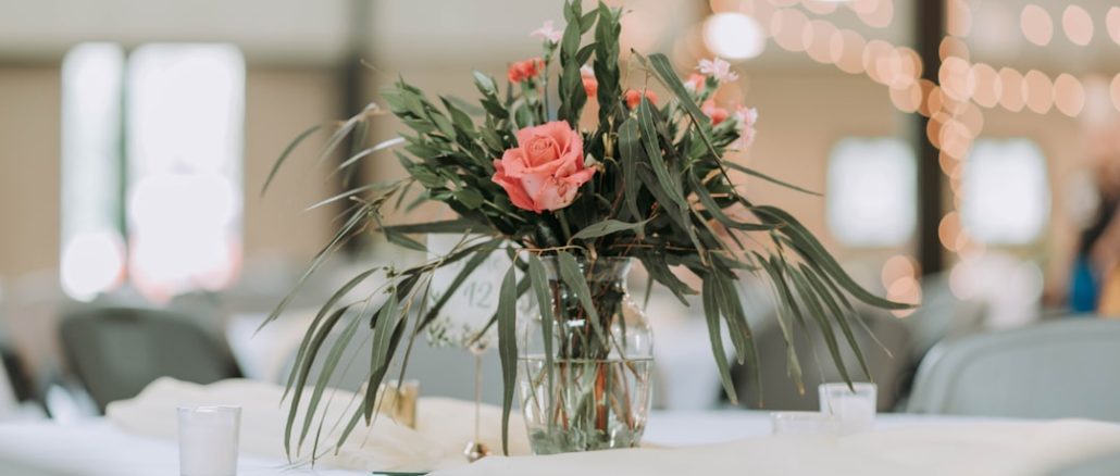 10 tips för att dekorera festlokalen med blommor och grönska illustration